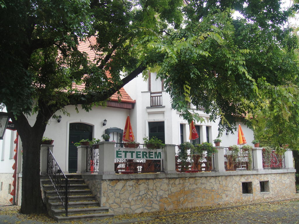 Saghegy Fogado Es Panzio Hotel Celldomolk Exterior photo
